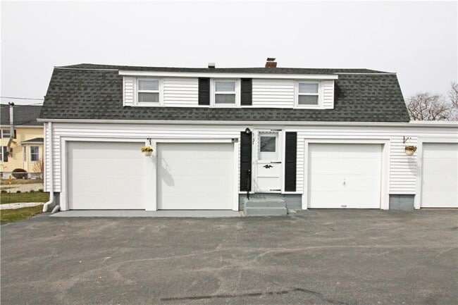 Building Photo - 563 Aquidneck Ave