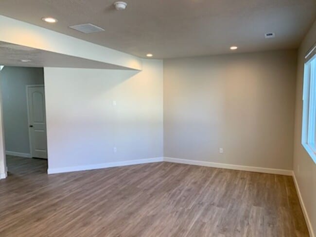 Building Photo - Spacious 4-Bedroom End-Unit Townhome with 2-Car Garage | Pet-Friendly | American Fork