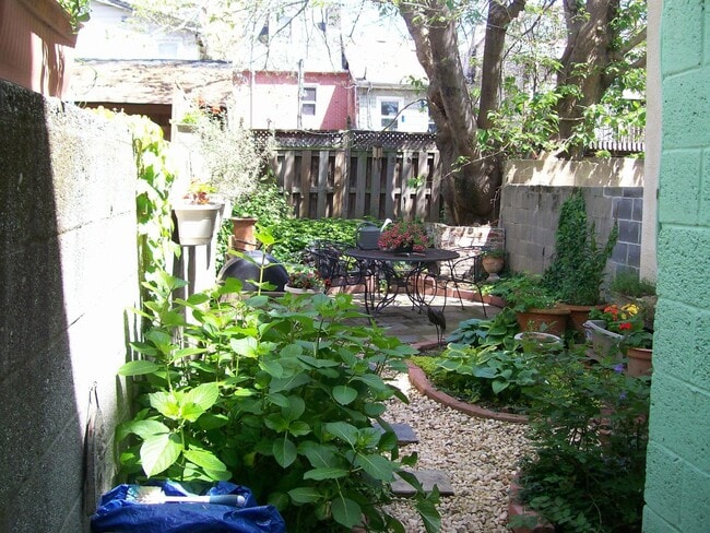 Building Photo - Charming 2 Bedroom Townhome in Upper Fells...