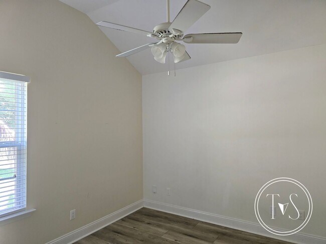 Building Photo - 17 Ristona Dr