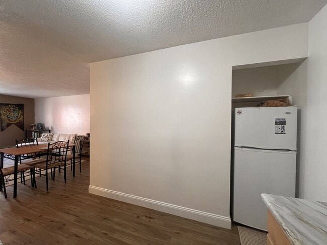 Building Photo - Downtown Furnished One-Bedroom Unit!