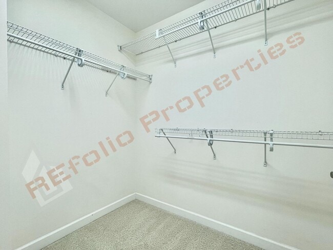 Building Photo - Lovely 5 Bedroom 4 Bathroom Single Family ...