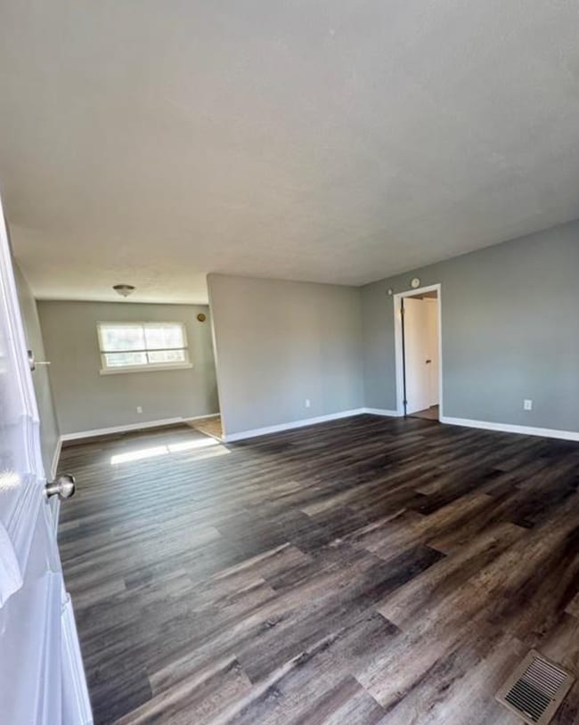 Building Photo - 3 bed & 2 bath home