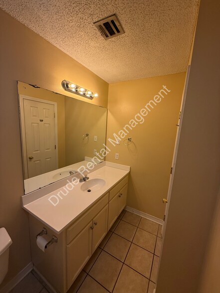 Building Photo - 508 Cedar Ln