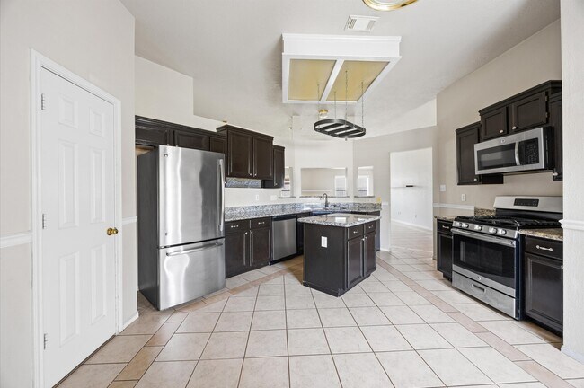 Building Photo - 19739 Mountain Dale Dr