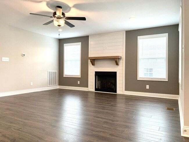 Building Photo - 712 Banister Dr