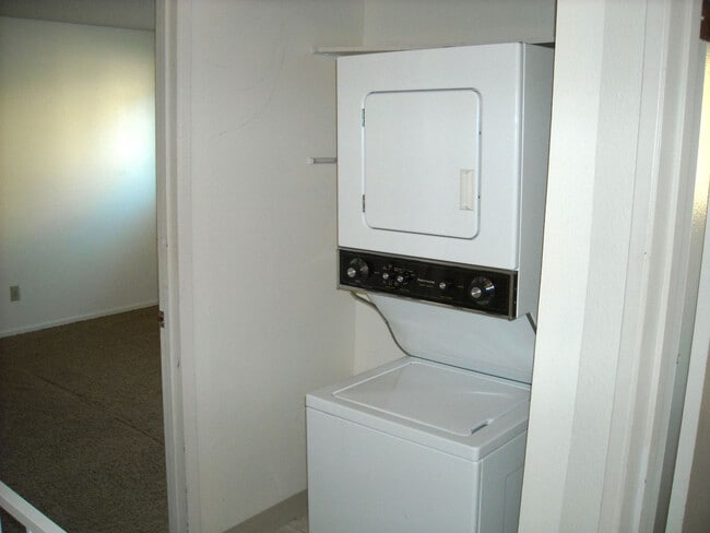 Building Photo - Two Bedroom Townhouse in South Salem