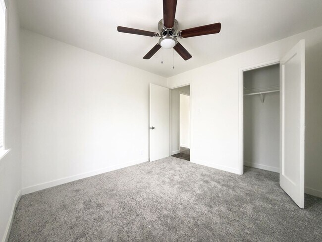 Building Photo - Single Level Cottage Near Downtown!