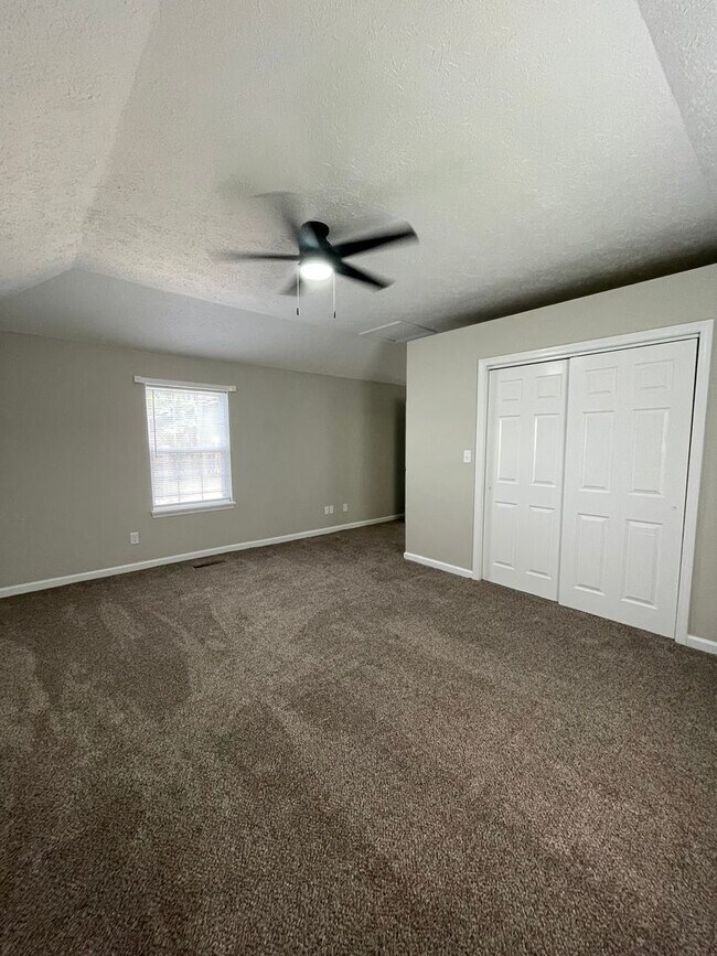 Building Photo - 905 North-5T