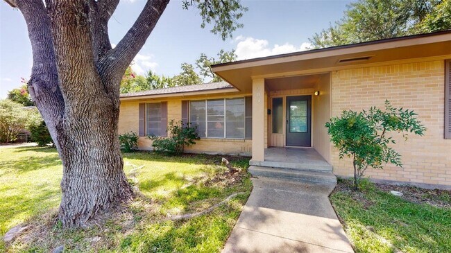 Building Photo - 203 W Brookside Dr