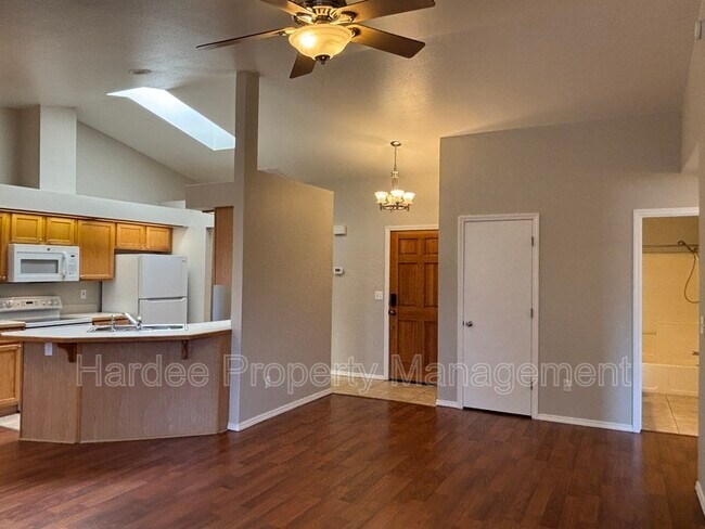 Building Photo - 1362 Pineridge Dr E