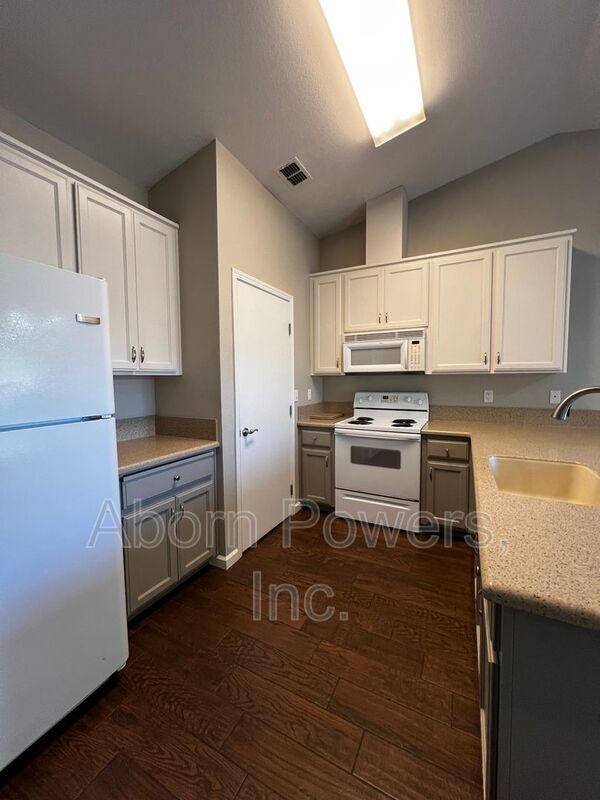 Building Photo - 626 Pearl Pl