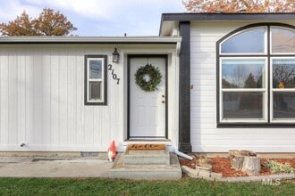 Building Photo - 2107 S Phillippi St