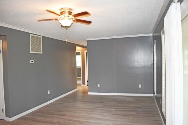 Building Photo - Great home in quiet setting