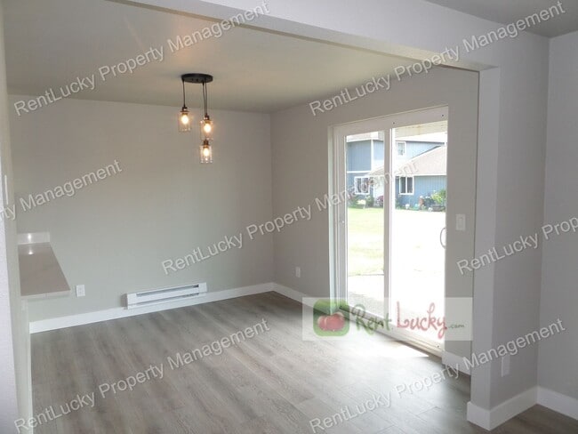 Building Photo - Fully Remodeled & GORGEOUS 2-Bedroom Unit ...