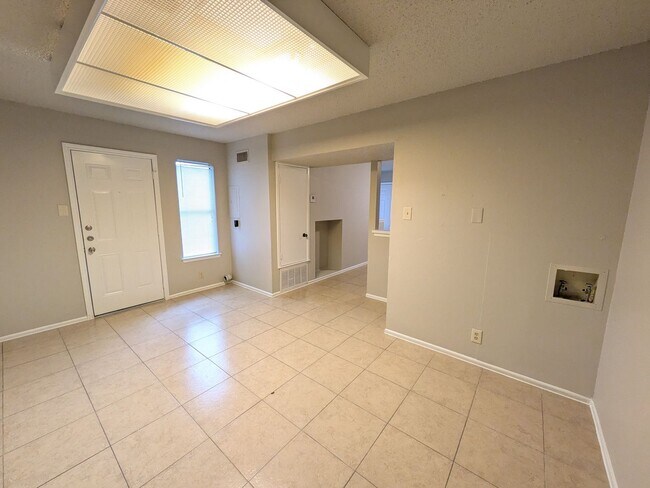 Building Photo - 330 W Byrd Blvd