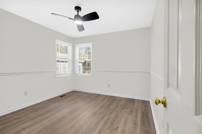 Building Photo - 705 E Hightree Ln