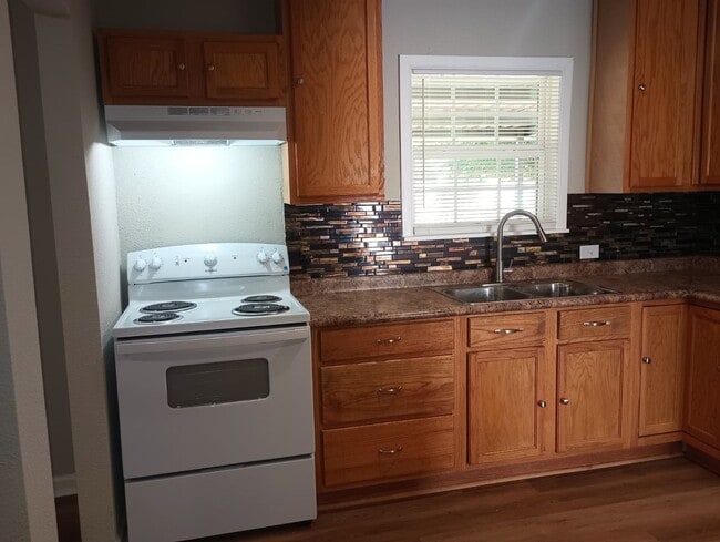 Building Photo - 3-bedroom, 1-bathroom home located inSouth...