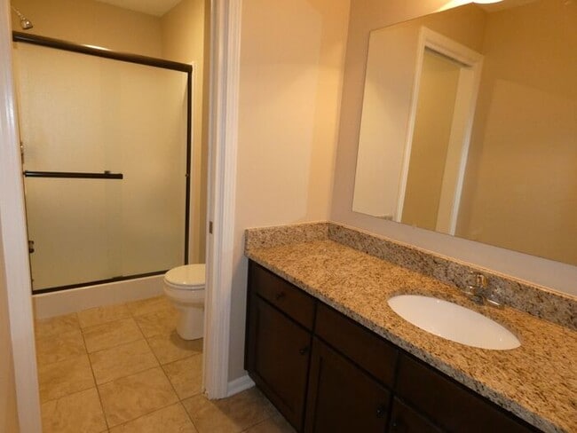 Building Photo - Beautiful Town Home!