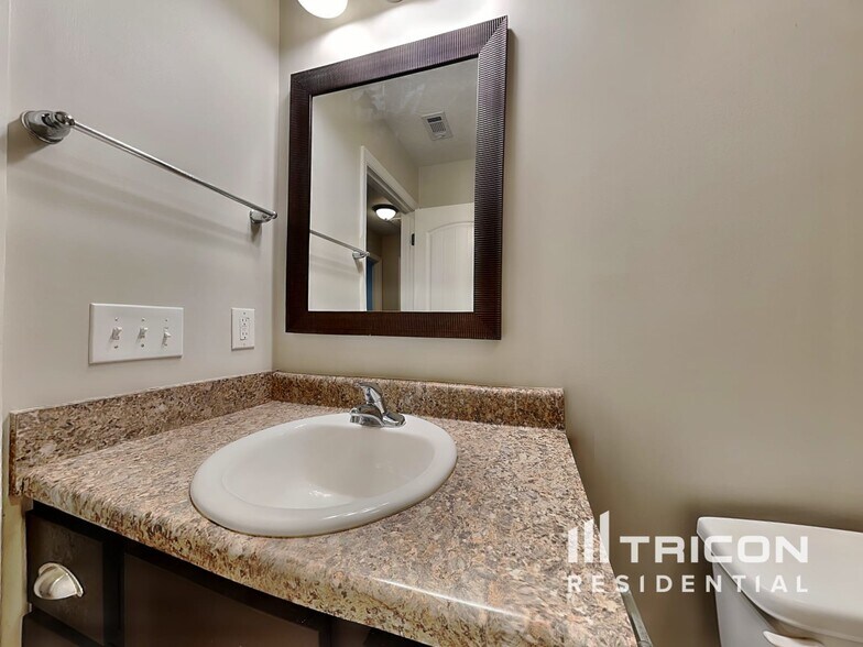 Building Photo - 3250 Alexandria Dr