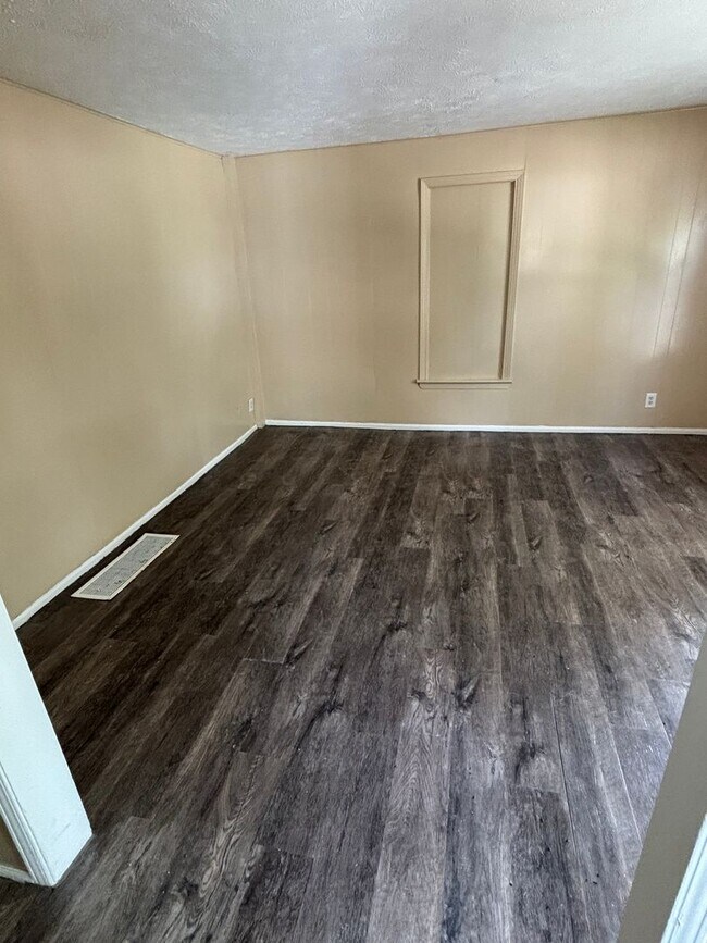 Building Photo - SECTION 8 and EDEN ACCEPTED!! A fully spac...