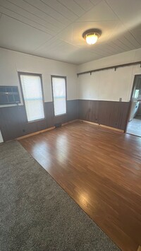 Building Photo - 3 Bedrooms, 1 Bathroom & w/upper loft Sing...