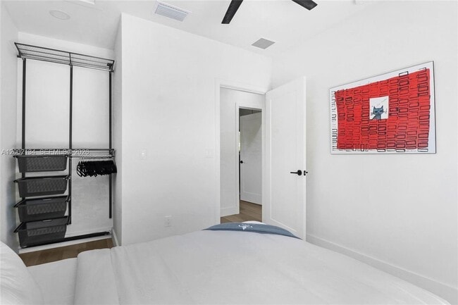 Building Photo - 811 NE 17th Ct