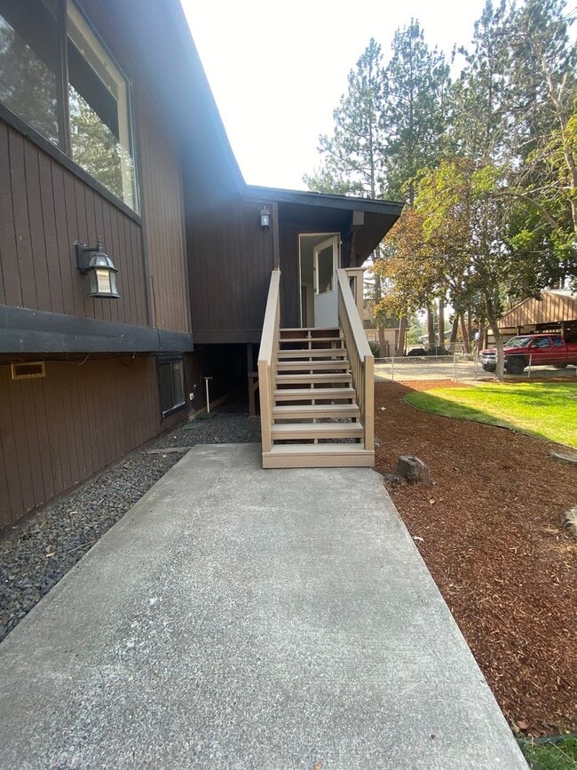 Building Photo - Nicely updated 3+ bedroom, 2 bath duplex-l...