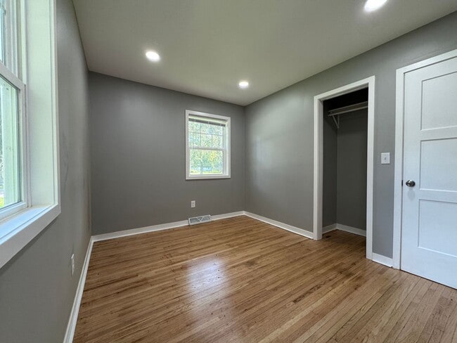 Building Photo - Stunning 5 Bedroom 2 Bathroom Home + Den i...