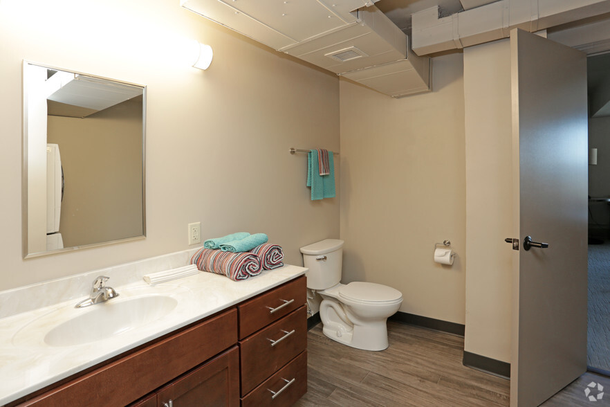 1BR, 1BA - 806 SF - Bathroom - Hotel Maytag Apartments