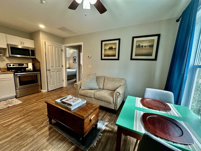 Building Photo - One Bedroom Apartment Available in The Heart of The Promenade!
