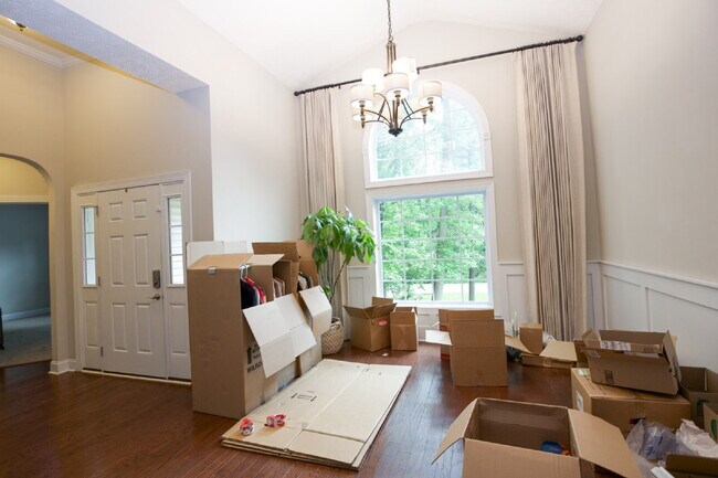 Building Photo - "Large 3-Bedroom plus BONUS Retreat with S...
