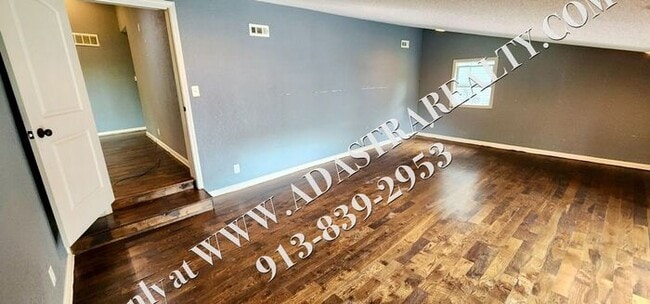 Building Photo - Nice Updated 3 Bed, 1 Bath in KCK-Availabl...