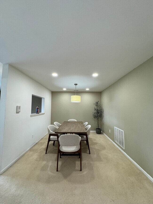 Building Photo - 5259 Twin Oaks Dr