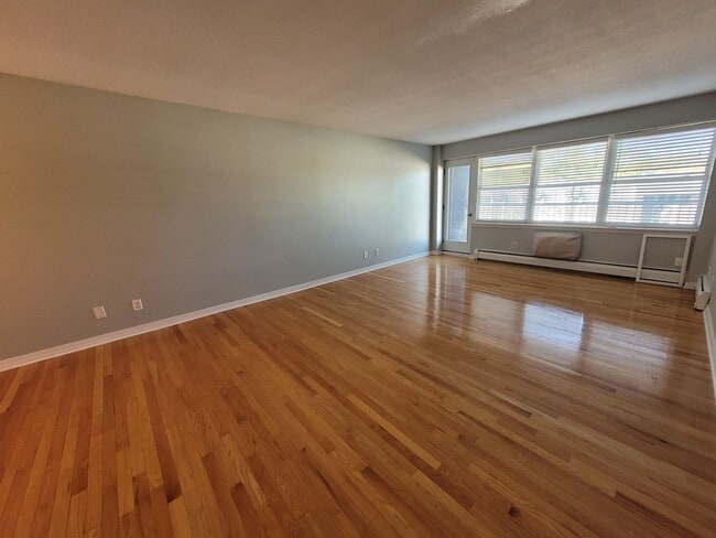 Building Photo - Prime Location 1BR with Luxe Finishes & Amenities - Available August 1st!