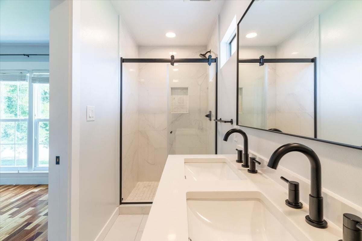 Main Bedroom Bathroom - 817 N Lakeside Dr