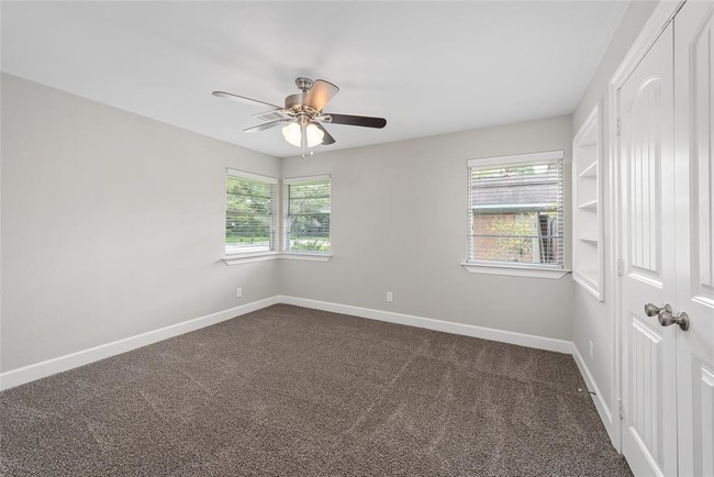 Building Photo - 3827 Linkview Dr