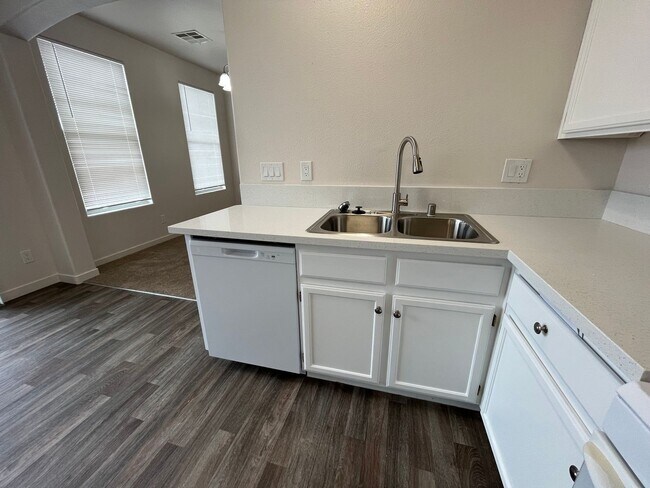 Building Photo - Beautiful home ready for rent