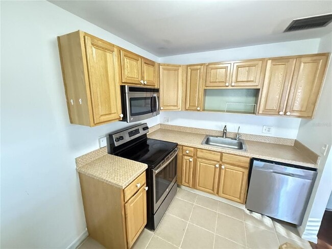 Building Photo - 2202 Clubhouse Dr