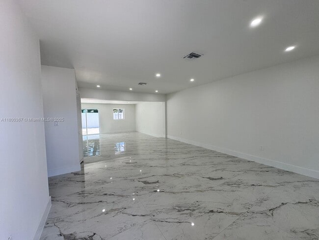 Building Photo - 11000 SW 47th Terrace