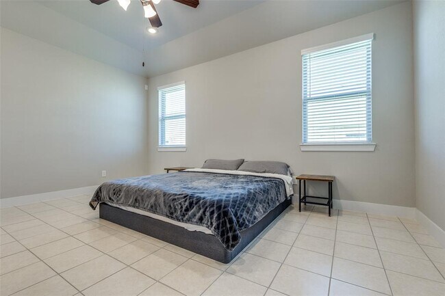 Building Photo - 2411 Ocean Key Dr