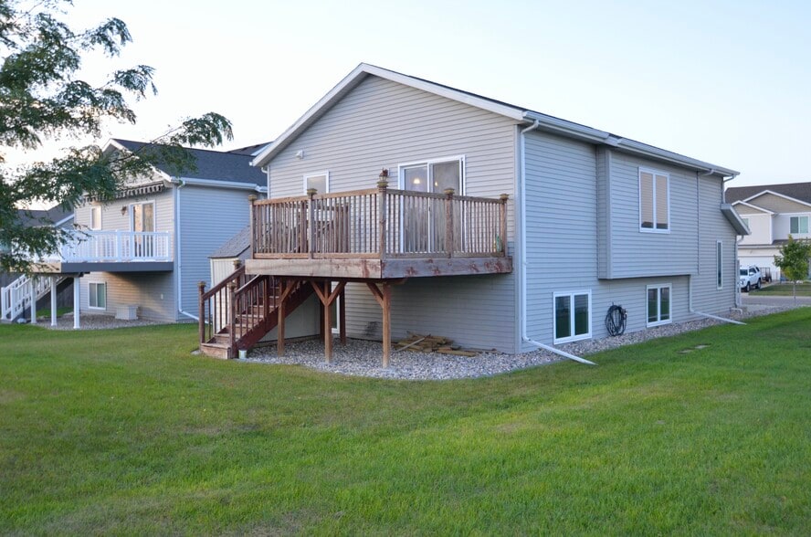 Back view - 445 Foxtail Dr