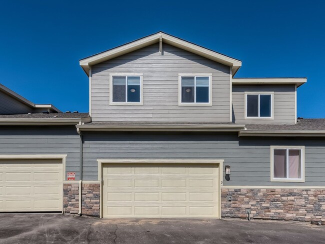 Building Photo - Stunning 3 bedroom 2.5 Bath in Commerce City!