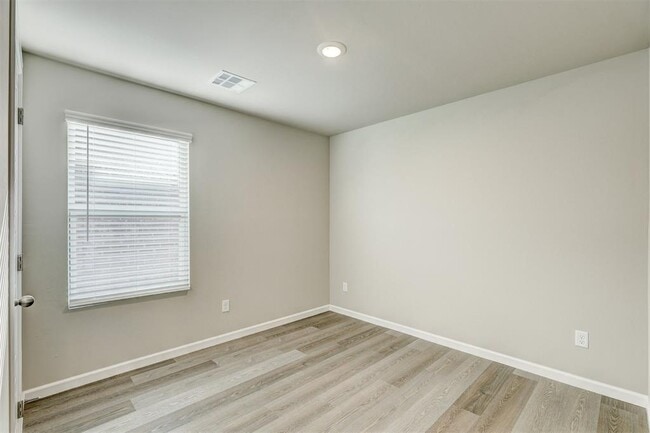 Building Photo - 4109 Sara Pk Dr