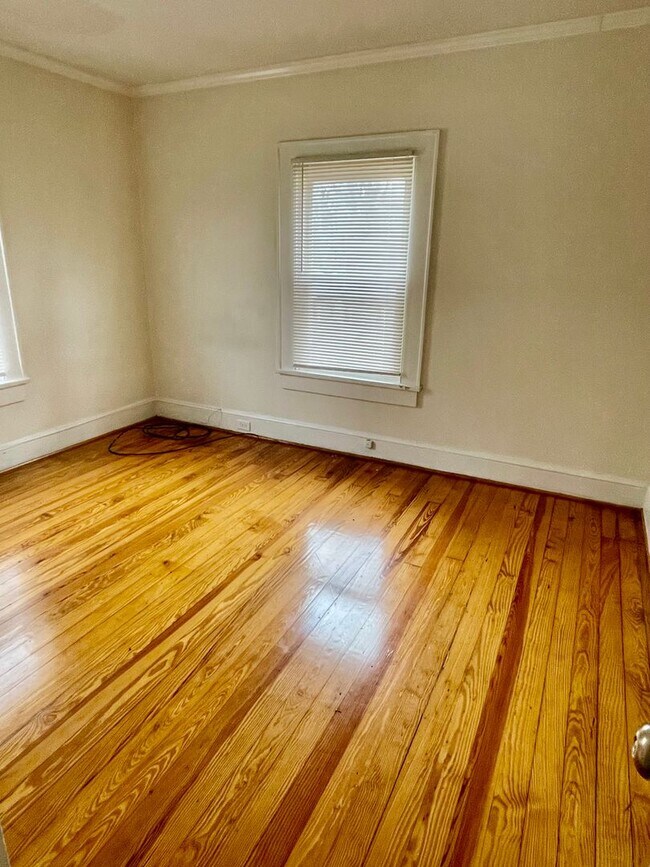 Building Photo - Welcome to this charming 4-bedroom, 2-bathroom home located in the vibrant city of Charlotte, NC