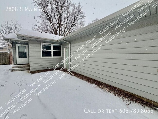 Building Photo - 2808 S Main Ave
