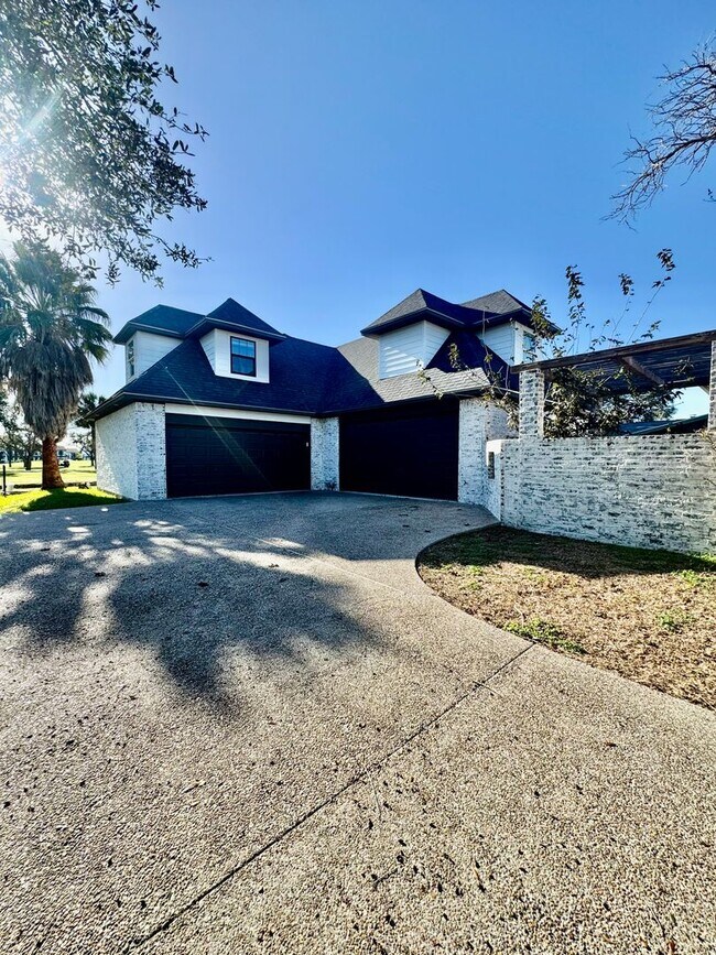 Building Photo - Elegant Estate in the Country Club Setting-Mother in law suite
