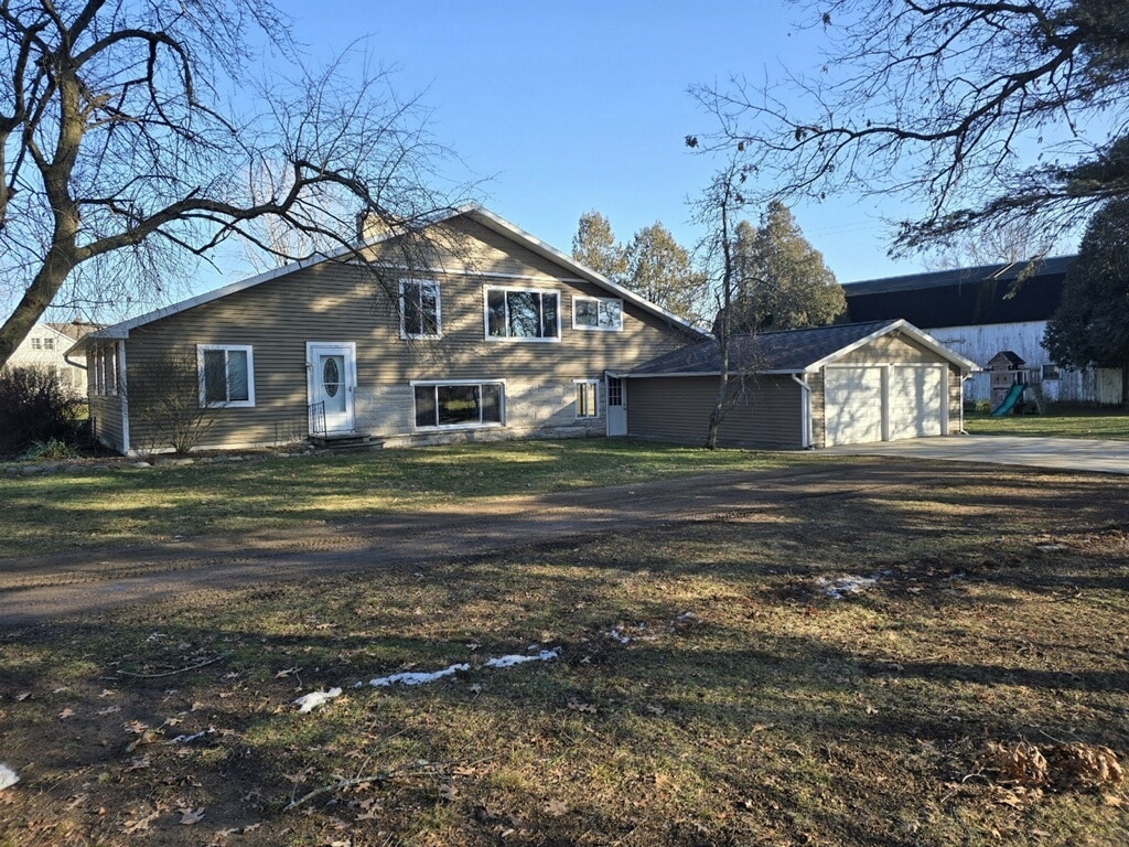 Building Photo - 17310 H Dr S