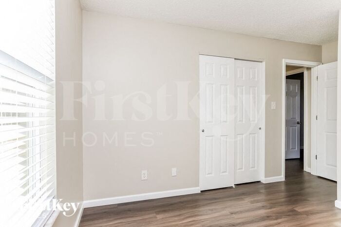 Building Photo - 2105 Barrington Ct S
