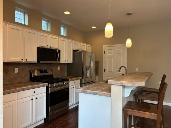 Building Photo - Beautiful 2 Story home in the Desirable Oa...